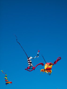 Renkli uçurtma Bulutsuz mavi gökyüzünde uçan