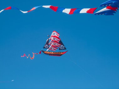 Renkli korsan gemi uçurtma Bulutsuz mavi gökyüzünde uçan