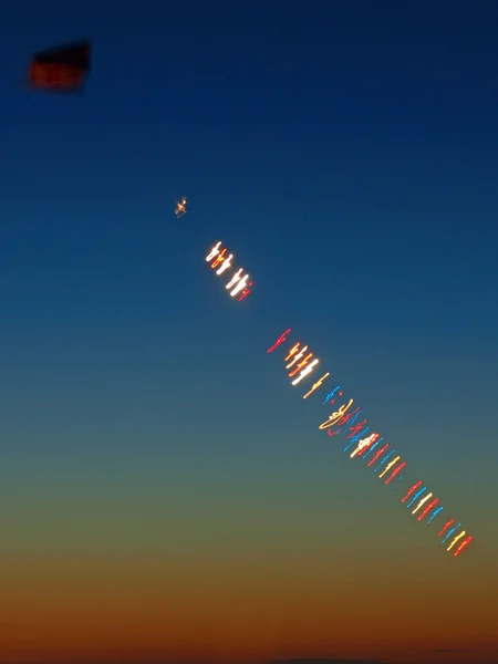 夜间飞行风筝的光径 — 图库照片