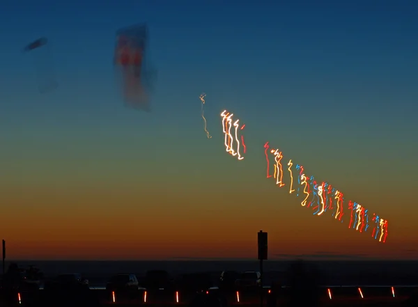 夜间飞行风筝的光径 — 图库照片