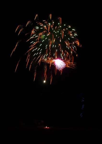 Fogos de artifício na praia com trilhas de luz LED de pipas — Fotografia de Stock