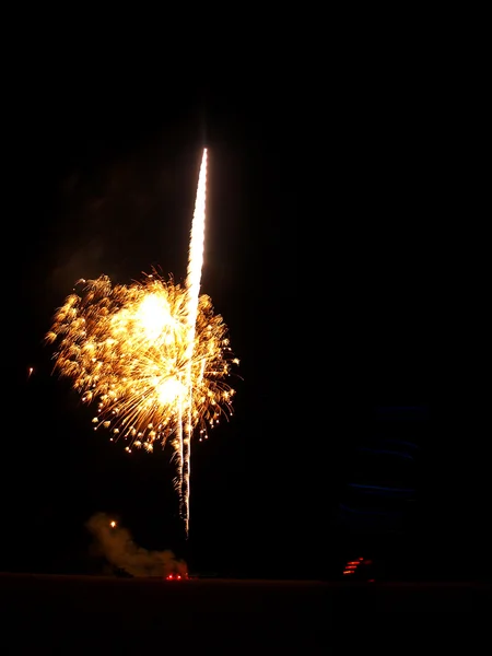 Vuurwerk op het strand met Led licht paden van vliegers — Stockfoto