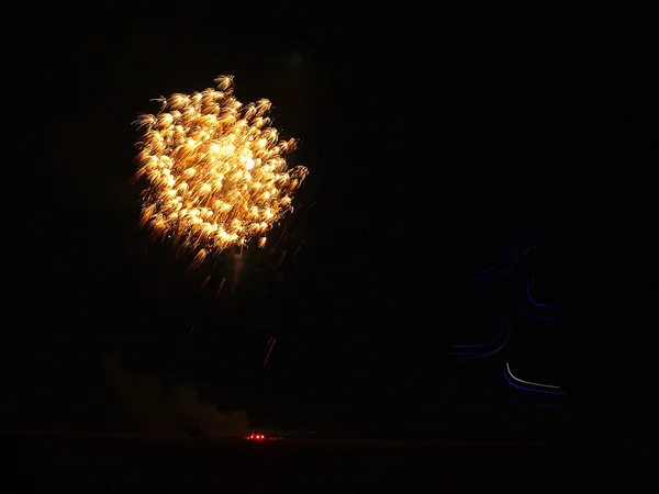 Fogos de artifício na praia com trilhas de luz LED de pipas — Fotografia de Stock