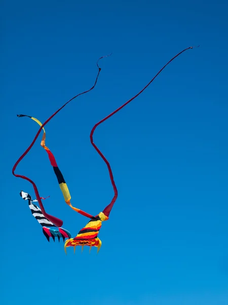 五颜六色的风筝在万里无云的蓝天飞翔飞翔 — 图库照片