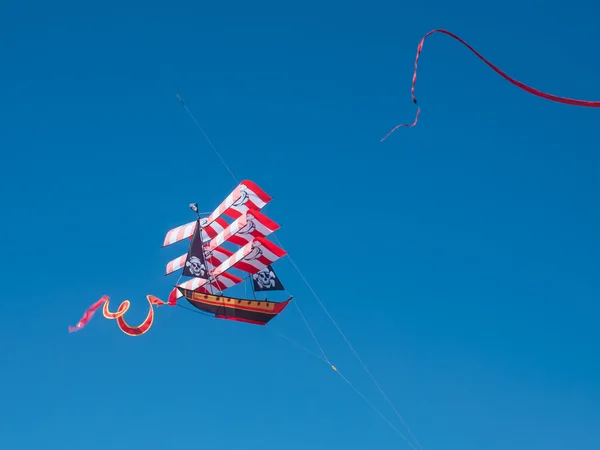 Colorful Pirate Ship Kite Flying in Cloudless Blue Sky — Stock Photo, Image