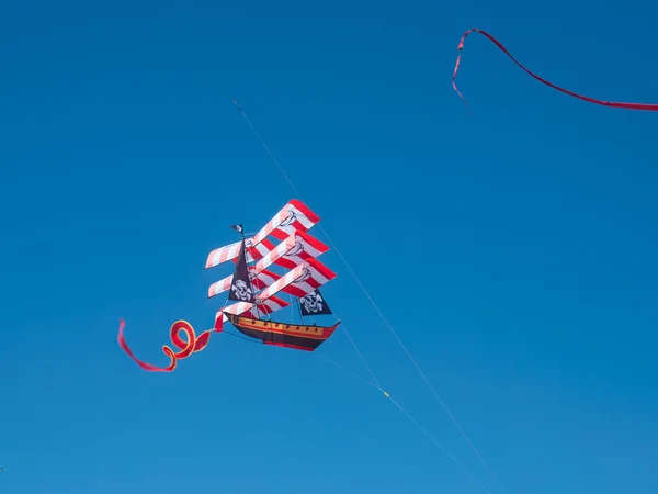 Colorido navio pirata pipa voando no céu azul sem nuvens — Fotografia de Stock