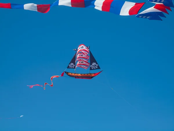 Colorido navio pirata pipa voando no céu azul sem nuvens — Fotografia de Stock