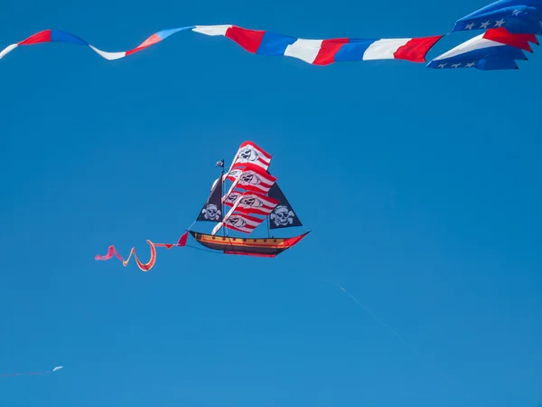 Colorful Pirate Ship Kite Flying in Cloudless Blue Sky — Stock Photo, Image