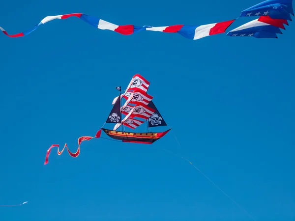 Nave pirata variopinta aquilone che vola nel cielo blu senza nuvole — Foto Stock