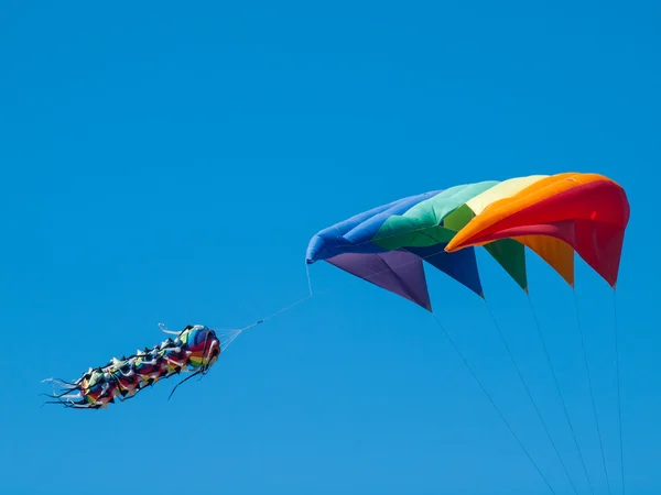 Cerfs-volants colorés volant dans un ciel bleu sans nuages — Photo