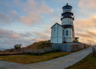 Washington kıyısındaki Cape hayal kırıklığı deniz feneri günbatımı