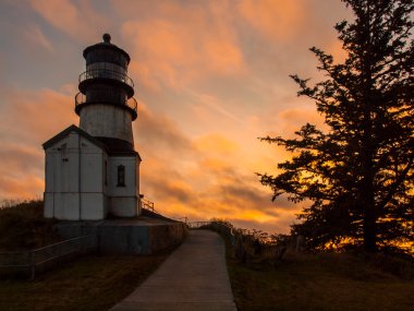 Washington kıyısındaki Cape hayal kırıklığı deniz feneri günbatımı