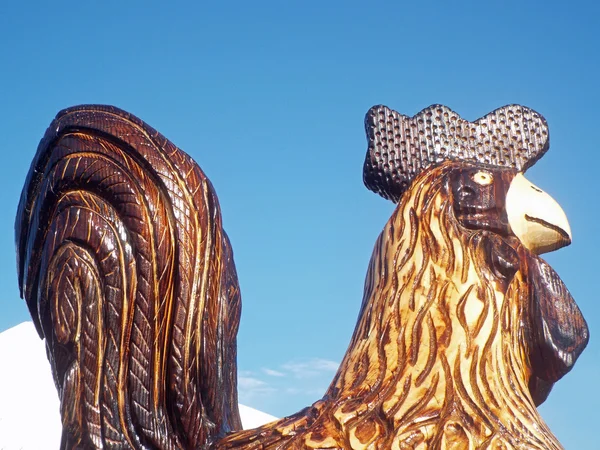 Scultura a catena in legno intagliato e bruciato di un pollo — Foto Stock