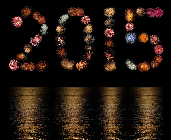 Vuurwerk uitbarstingen gerangschikt als de nummer 2016 met reflecties — Stockfoto