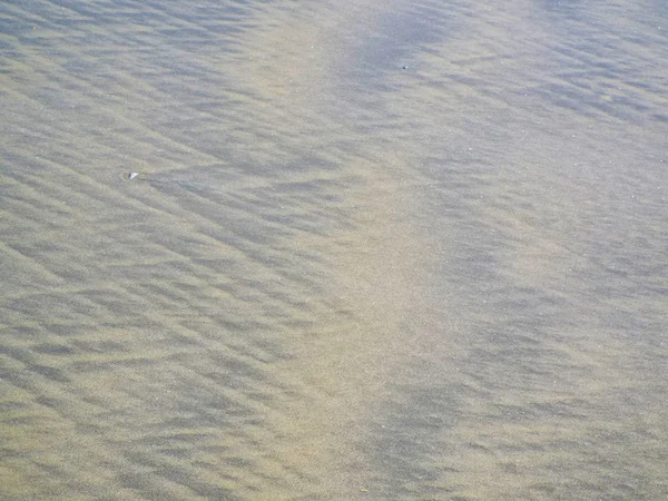 Farbige Sandmuster, die durch Wellen und Wind entstehen — Stockfoto