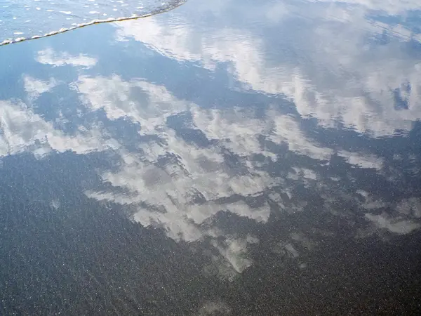 Sky and Clouds Reflections in the Water at the Shore — Stock Photo, Image