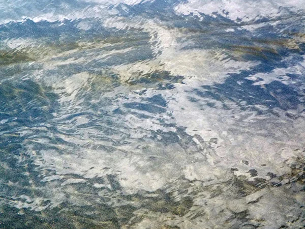 Ciel et nuages Réflexions dans l'eau à terre — Photo