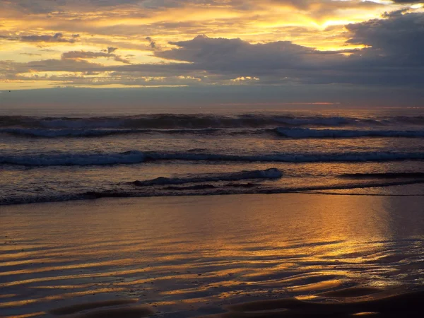 Zachmurzony zachód słońca nad Ocean, fale, na pierwszym planie — Zdjęcie stockowe
