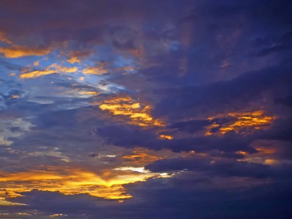 Cloudy Sunset Over the Ocean with Waves in the Foreground — Stock Photo, Image