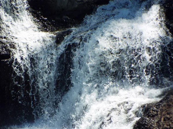 Sfondo di una cascata dettaglio schizzi su rocce — Foto Stock