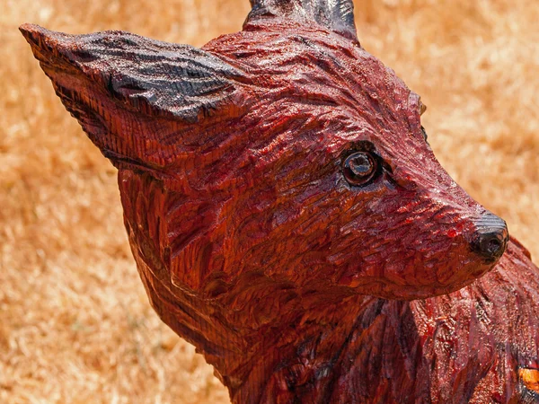 Geschnitzte und verbrannte Holzkettensägen-Skulptur eines Kojotenkopfes — Stockfoto