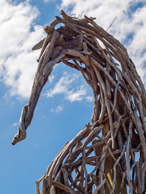 Güneşli bir günde dışarıda dev ahşap Seahorse heykel