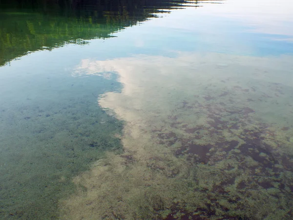 Refleksje w górskim jeziorze w Usa z jeziora Idaho kapłan błękitne niebo — Zdjęcie stockowe