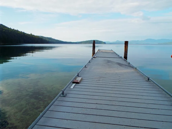 Muelle de madera en un lago tranquilo —  Fotos de Stock