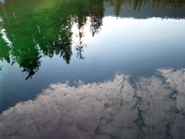 Spiegelungen in einem Bergsee unter blauem Himmel Priestersee idaho usa — Stockfoto