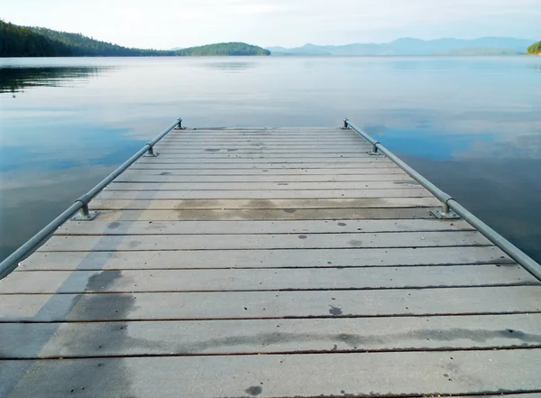 Sakin göl kenarında ahşap Dock — Stok fotoğraf