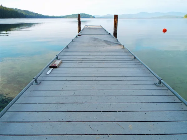 Houten Dock op een meer rust — Stockfoto