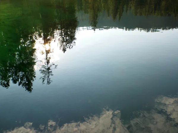 Роздуми у гірському озері під Синє небо священик озеро Айдахо США — стокове фото