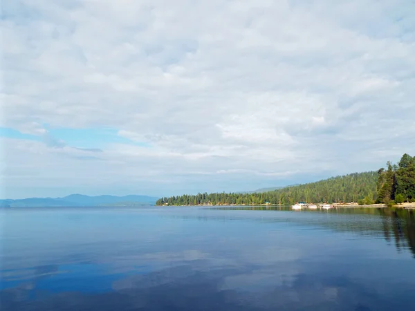 Un lac de montagne sous un ciel bleu profond Priest Lake Idaho USA — Photo