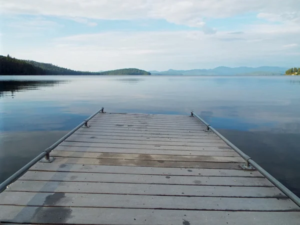 Quai en bois sur un lac calme — Photo