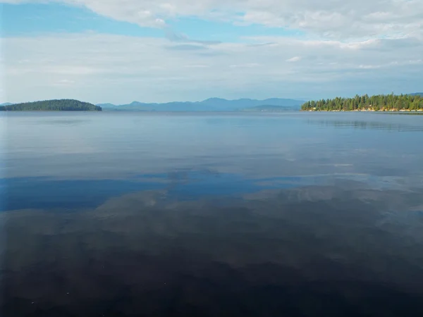 Górskie jezioro w Usa z jeziora Idaho kapłan głęboko niebieski niebo — Zdjęcie stockowe