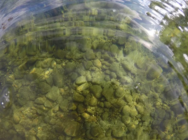 Wasseroberfläche an einem klaren See — Stockfoto