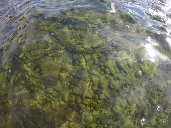 Ytan av vattnet vid en Clear Lake — Stockfoto