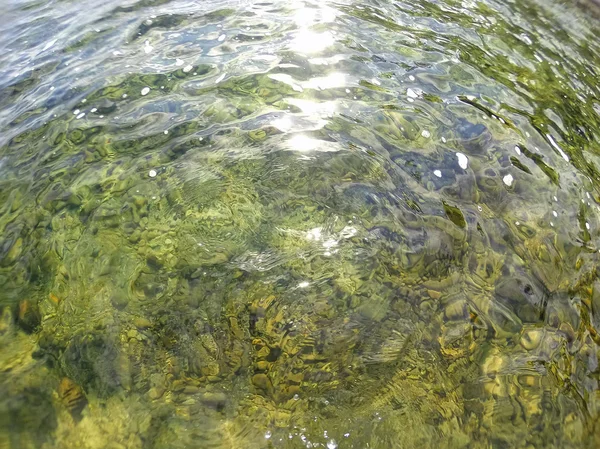 Wasseroberfläche an einem klaren See — Stockfoto