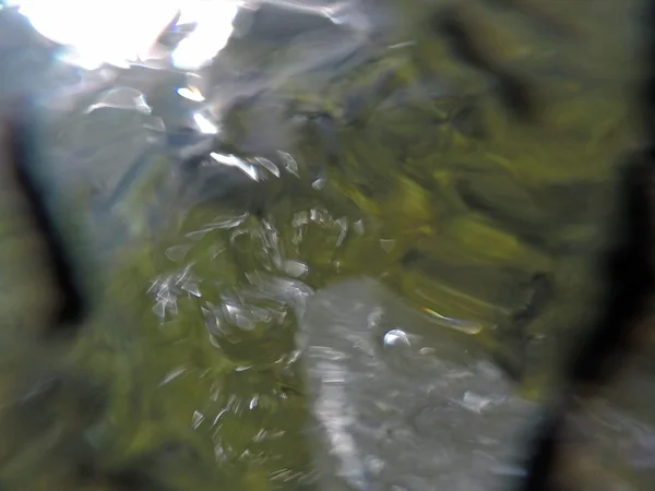 Superficie dell'acqua in un lago limpido — Foto Stock