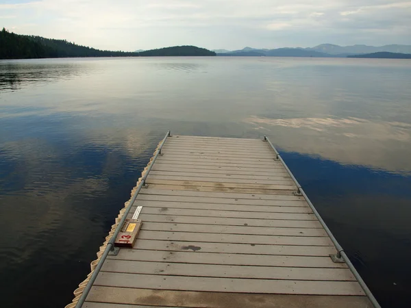 Sakin göl kenarında ahşap Dock — Stok fotoğraf