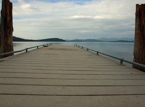 Houten Dock op een meer rust — Stockfoto