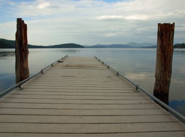 Sakin göl kenarında ahşap Dock