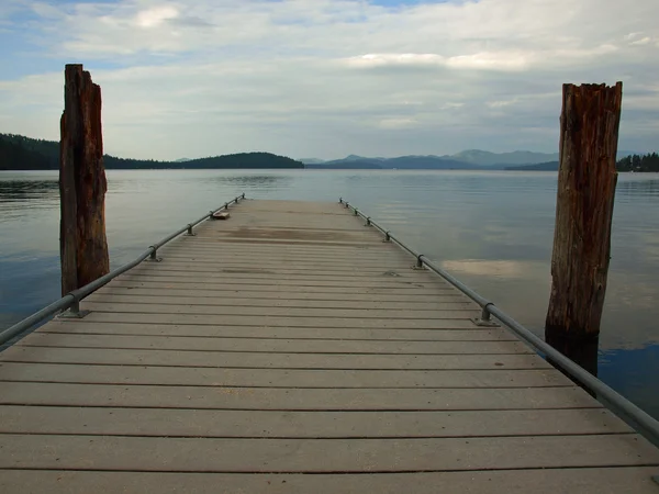 Drewnianym pomostem nad jeziorem spokoju — Zdjęcie stockowe