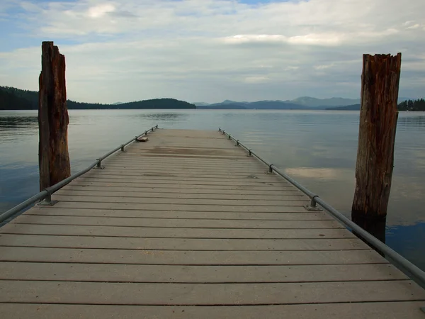 Muelle de madera en un lago tranquilo —  Fotos de Stock