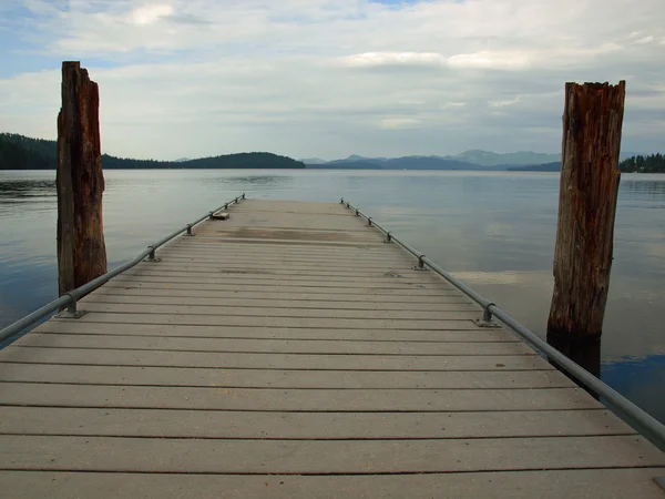 Quai en bois sur un lac calme — Photo