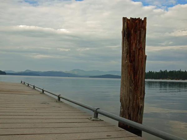 Muelle de madera en un lago tranquilo — Foto de Stock