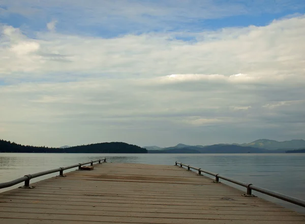 Sakin göl kenarında ahşap Dock — Stok fotoğraf