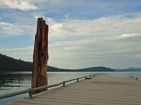 Houten Dock op een meer rust — Stockfoto