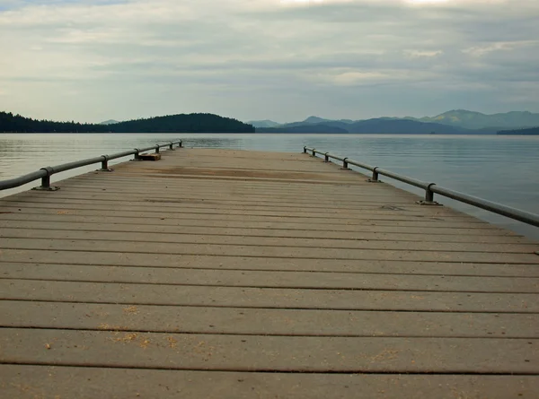 Sakin göl kenarında ahşap Dock — Stok fotoğraf