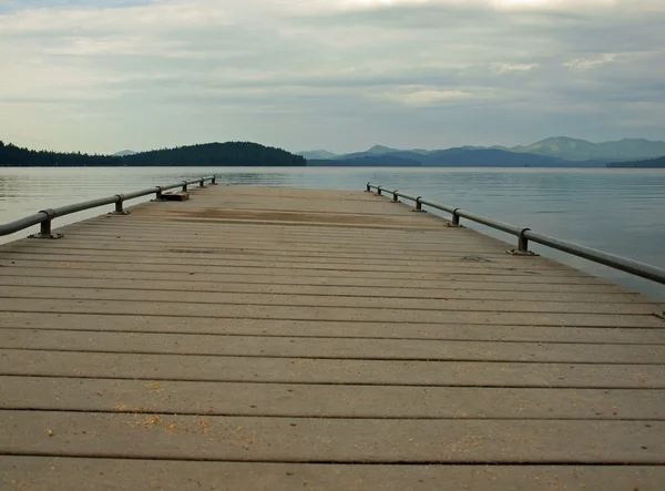 Muelle de madera en un lago tranquilo —  Fotos de Stock